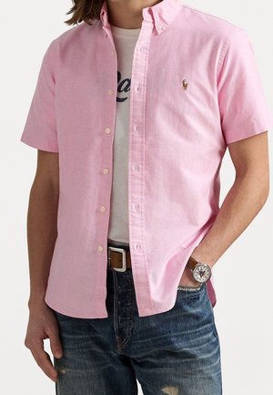 Lichtroze overhemd met korte mouwen en knoopsluiting, voorzien van een klassieke kraag, gemaakt van katoen. Heeft een klein geborduurd logo op de borst en witte knopen.