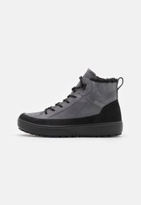 Scarpe alte grigie e nere con materiale liscio e testurizzato, dotate di lacci, una linguetta e una suola di gomma spessa.