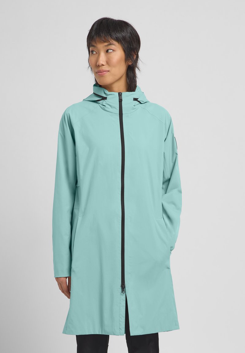 Lichtblauwe waterdichte jas met capuchon, voorrits en zijzakken; beschikt over een rechte snit en een minimalistisch ontwerp.