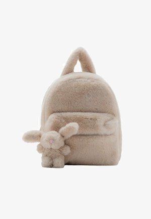 Beige bont rugzak met een ronde vorm en een kleine konijnencharme. Heeft een voorzak met rits en een zachte, gestructureerde oppervlakte.