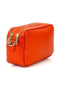 Oranje leren make-uptas met twee gouden ritsen. Rechthoekige vorm, gestructureerd oppervlak, klein accent van de Italiaanse vlag op de ritslus.