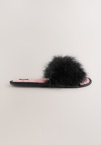Sort pelssandal med en fluffy pompon-detalje, pink indersål med marmoreret mønster og sort gummiydersål.