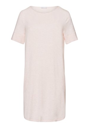 Vestido corto de manga corta en rosa claro con escote redondo. Hecho de una suave tela texturizada, cuenta con bolsillos laterales y un corte relajado.