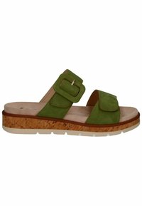Groene suède sandalen met een ontwerp van dubbele bandjes, verstelbare gesp, kurkachtige sleehak en een beige gevoerd voetbed.