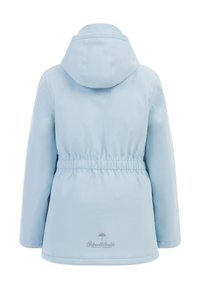 Lyseblå jakke med indsnævret talje, hætte og lange ærmer. Glat tekstur, logodetail nær kanten, og ingen fremtrædende lukninger er synlige.