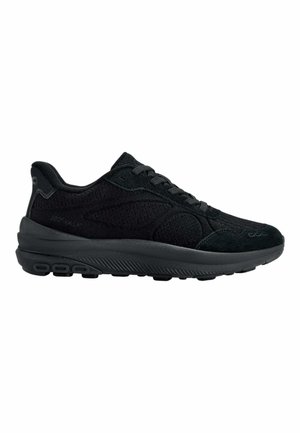 Sneaker sportivo nero con upper in rete e suede, sole imbottito e chiusura con lacci, visto di lato su uno sfondo bianco.
