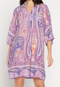 Violet paisley-kuvioinen mekko, jossa on kaulus, kolme neljäsosaa hihat ja rento istuvuus. Ominaisuuksiin kuuluu monimutkaisia kuvioita ja kevyt kangas.