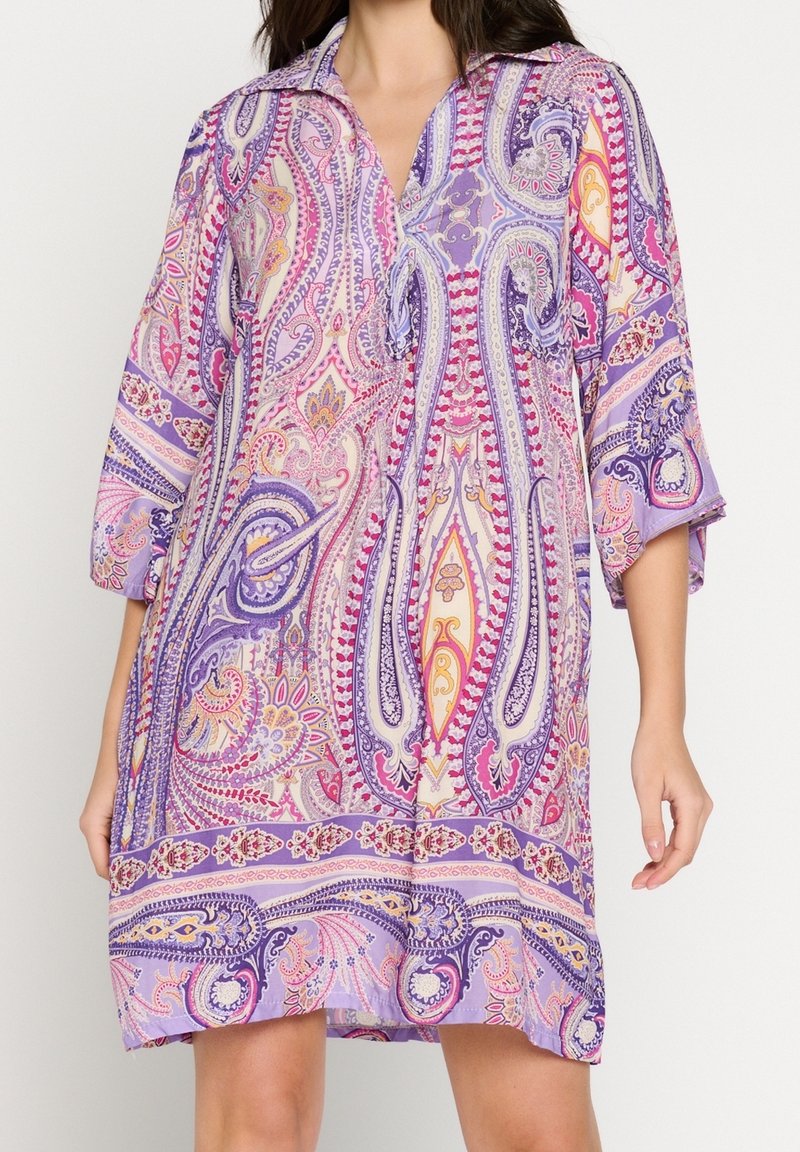 Violet paisley-kuvioinen mekko, jossa on kaulus, kolme neljäsosaa hihat ja rento istuvuus. Ominaisuuksiin kuuluu monimutkaisia kuvioita ja kevyt kangas.