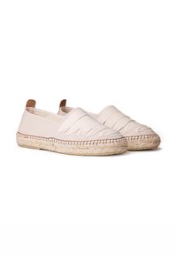 Espadrillas in tela beige con suola in juta intrecciata, caratterizzate da un design slip-on e dettagli plissettati sulla parte anteriore. Accent con tacco in pelle.