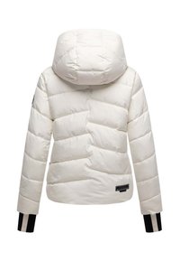 Doudoune blanche avec capuche, dotée de sections matelassées verticales, de poignets élastiques avec des rayures noires et blanches, et d'un petit logo à l'arrière.