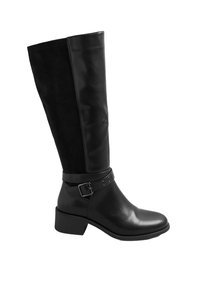 Czarne kozaki do kolan z połączeniem skóry i zamszu, niski obcas blokowy oraz dekoracyjny pasek z klamrą i ćwiekami.