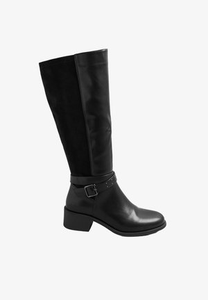 Zwarte laarzen tot aan de knie van een combinatie van leer en suede, met een lage blokhak en een decoratieve gesp met studs.