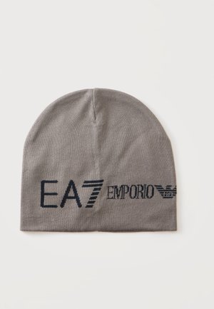 Bonnet en maille gris avec "EA7 Emporio" noir et un logo ailé imprimé à l'avant.