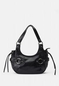 Črna usnjena torba čez ramo z dvojimi ročaji, kovinskimi zaponkami v obliki obročev na sprednjih paščkih in stranskimi detajli z zateznim trakom na enobarvni podlagi.