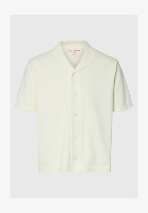 Krémová košeľa s krátkym rukávom na gombíky s golierom typu camp a rovnými lemy, so subtilnou textúrou látky a minimalistickým dizajnom.