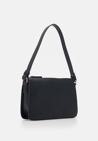 Sac à bandoulière en cuir noir avec une texture lisse, forme rectangulaire, sangle ajustable et détails en métal doré.