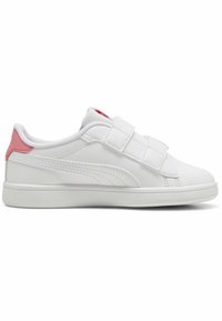 Witte sneakers met een gladde synthetische bovenkant, twee klittenbandstraps en een lichtroze hielaccent. Platte zool met subtiele logodetails.