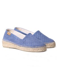 Blauwe suède espadrilles met een jute zool, voorzien van kleine, metalen studs op de bovenkant. Instapontwerp met een ronde neus.