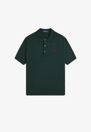 Dunkelgrünes Poloshirt mit kurzen Ärmeln, Kragen, drei Knöpfen und kleinem roten Sticklogo auf der linken Brust.