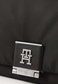 Tommy Hilfiger CROSSOVER  - Kabelka - black