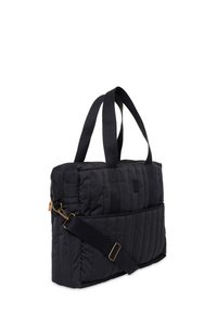 Zwarte gevoerde tote bag met twee stevige handvatten, een afneembare schouderband, een gequiltde textuur en een voorvak met ritsluiting.