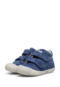 Blauwe denim schoenen met twee verstelbare klittenbandsluitingen, ronde neus en een gestructureerde witte rubberen zool. Ontworpen in een casual, low-top stijl.