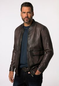 Braune Lederbomberjacke mit Reißverschluss vorne, gerippten Bündchen und zwei Fronttaschen. Glatte Textur mit minimalen Nähten.