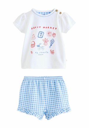 Biele tričko pre batoľa s ilustráciami ovocného trhu a modré kárované šortky s volánikovými lemami a elastickým pásom.