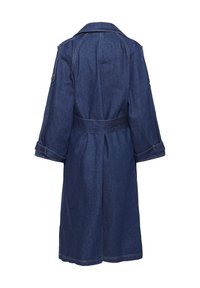 Denim trench coat, temno modre barve, srednje dolžine, s pasom in širokimi rokavi. Ima podrobnosti s šivanjem in gumbe na rokavih.