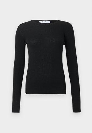 Čierny rebrovaný sveter s dlhými rukávmi a okrúhlym výstrihom so priliehavým strihom a viditeľnou značkovou nálepkou vo vnútri goliera.