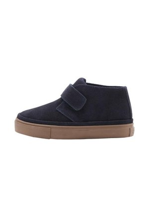 Scarpe alla caviglia in camoscio blu con punta arrotondata, dotate di una grande fascia a strappo e suola di gomma beige. Texture liscia con design semplice.