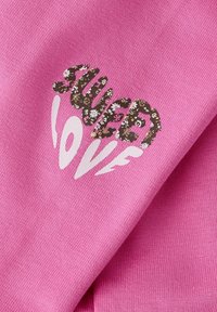 Tessuto rosa con la scritta "sweet love" in una combinazione di stampa floreale e bianca, che mette in risalto una texture liscia e una vista ravvicinata.