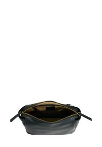 Borsa in pelle nera con chiusura zip, dotata di una cerniera dorata e di una fodera in tessuto beige. L'interno include una tasca separata per l'organizzazione.