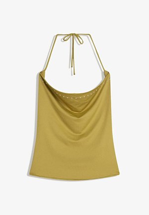 Maslinasto zeleni top na halter s drapiranim dizajnom, koji ima dekorativne srebrne polovice uz vrat i vezivanje na leđima.