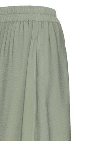 Jupe en tissu légèrement vert, froissé, avec une taille élastique, présentant un design fluide et une texture subtile. Pas de motifs ni de matériel visibles.