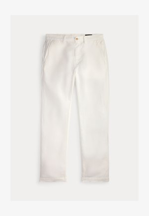 Białe spodnie o prostych nogawkach z szlufkami na pasek, przednimi kieszeniami i zapięciem na guzik w pasie, ułożone płasko na jasnym tle.