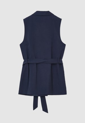 Gilet sans manches bleu marine avec col, ceinture à la taille et détail noué au dos. Tissu lisse avec un design structuré et des lignes épurées.