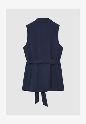 Gilet blu navy senza maniche con colletto, cintura in vita e dettaglio annodato sul retro. Tessuto liscio con design strutturato e linee pulite.