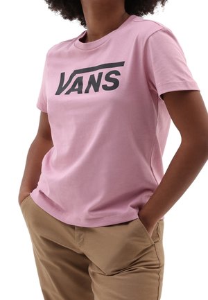 Světle růžové tričko s krátkým rukávem a černým logem Vans na přední straně. Má klasický kulatý výstřih a volný střih.