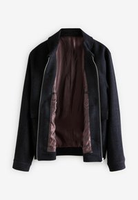 Jachetă de culoare albastru închis, cu fermoar în față, guler înalt și buzunare laterale. Căptușită cu material de culoare burgundie închisă, are un exterior texturat.