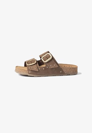 Sandalo ciabatta in camoscio marrone con suola in sughero, due grandi fibbie dorate e piccole borchie metalliche sulle fasce.