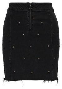 Falda de mezclilla negra con cremallera frontal, que presenta una forma ajustada, dobladillo deshilachado y tachuelas metálicas dispuestas en un patrón sobre la superficie.