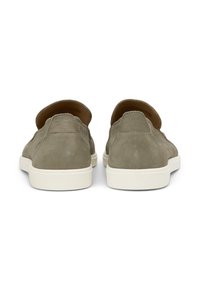 Graue Wildleder-slipschuhe mit minimalistischem Design, ausgestattet mit einer weißen Gummisohle. Die Rückseite hat eine glatte Textur und abgerundete Kanten.