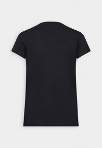 Camiseta negra de manga corta con cuello redondo y textura suave. Sin patrones ni gráficos visibles. Corte estándar y dobladillo limpio.