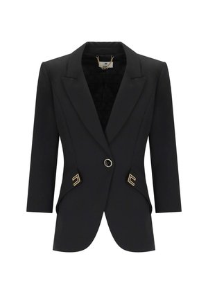 Blazer nero su misura con spalle strutturate, chiusura con un solo bottone, dettagli decorativi color oro sulle tasche e maniche 3/4.
