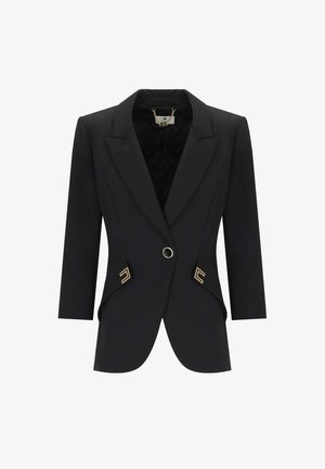 Blazer nero su misura con spalle strutturate, chiusura con un solo bottone, dettagli decorativi color oro sulle tasche e maniche 3/4.