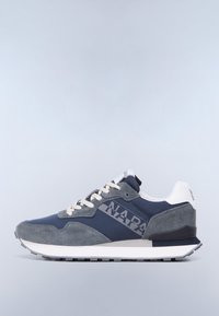 Vue latérale d'une basket gris et bleu marine avec des lacets blancs et une semelle blanche, arborant le logo "NAPAPIJRI" sur le côté.