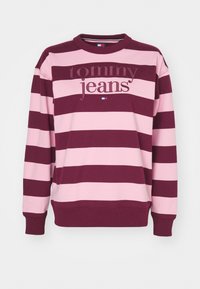 Sudadera de rayas granate y rosa con escote redondo, con texto bordado "tommy jeans" y un detalle de logo en la parte delantera.