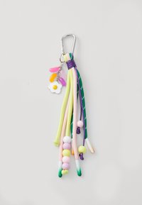 Porte-clé multicolore avec des brins de cordons pastels en rose, vert et violet, arborant des perles et un charme en forme de fleur avec un centre jaune.