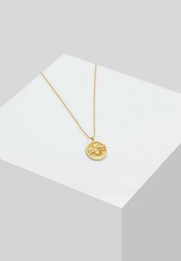 Collier en pendentif en or avec un charm rond texturé ornée de motifs floraux complexes, suspendu à une chaîne délicate.